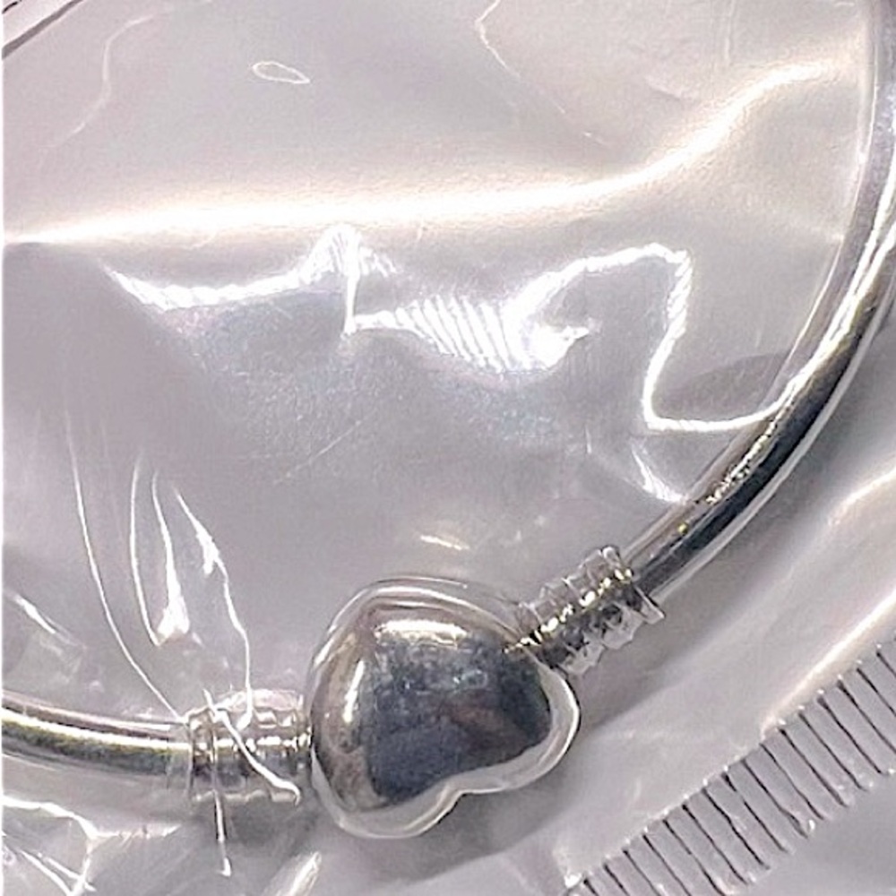 NWT 🩵 SMOOTH SILVER STAINLESS STEEL CHUNKY PUFF HEART BANGLE BRACELET - Picture 5 of 6